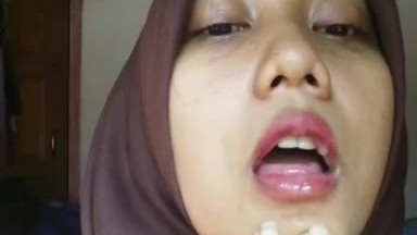 bokeh|| bokep hijab- hijab membayangankan menyentuh kontol dengan mulutnya