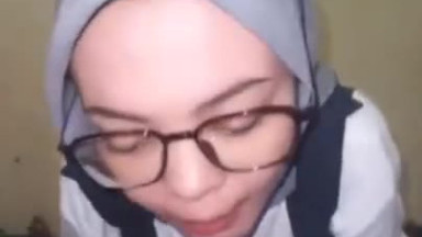 Jilbab kacamata nyepongin pacar di hotel (1) -Fakebokep